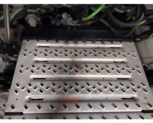 MACK ANTHEM DECK (CATWALK) STEP