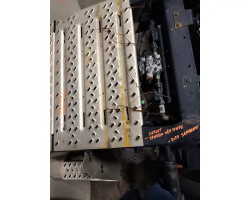 MACK ANTHEM DECK (CATWALK) STEP