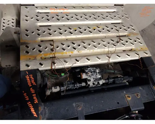 MACK ANTHEM DECK (CATWALK) STEP