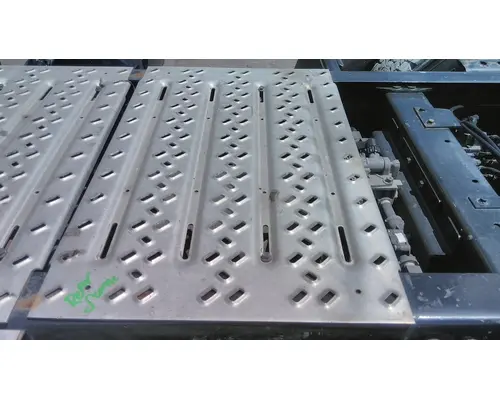 MACK ANTHEM DECK (CATWALK) STEP