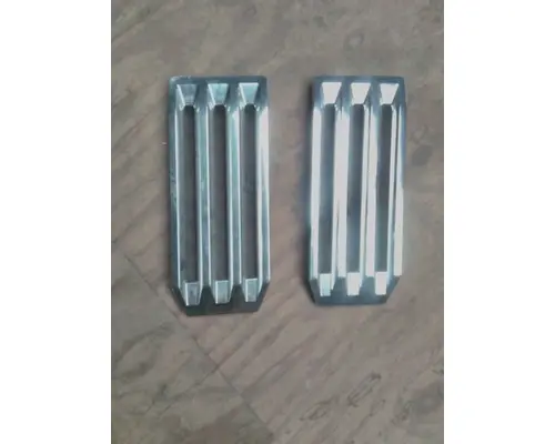 MACK ANTHEM HOOD ORNAMENT