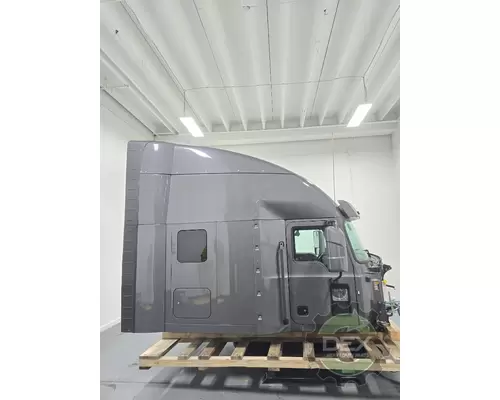 MACK Anthem Cab