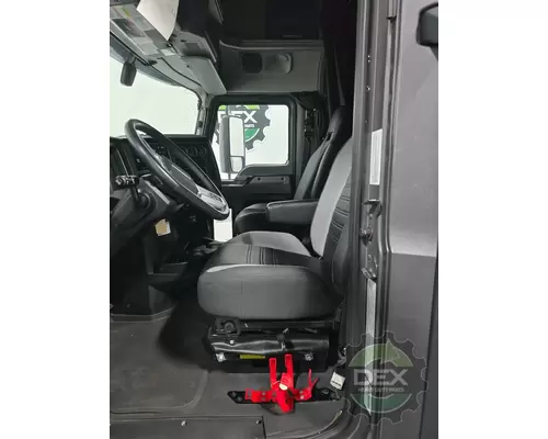 MACK Anthem Cab