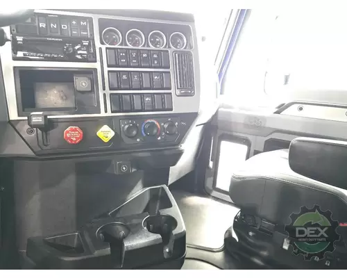 MACK Anthem Cab