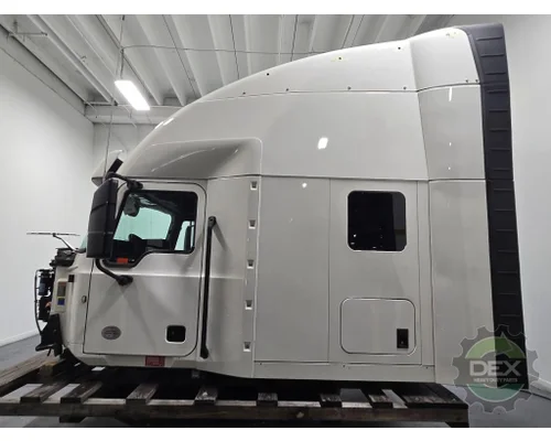 MACK Anthem Cab