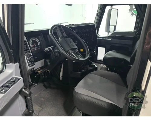 MACK Anthem Cab