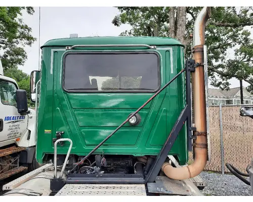 MACK CHU613 CAB