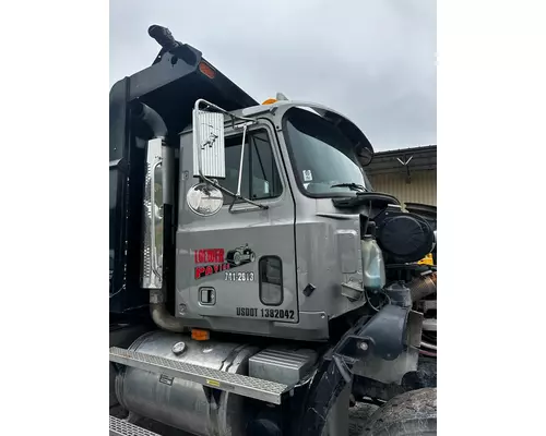 MACK CL713 Complete Vehicle