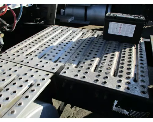 MACK CXN612 DECK (CATWALK) STEP