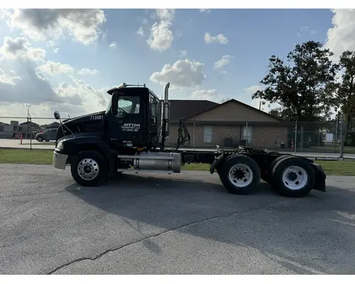 MACK CXN613 Complete Vehicle
