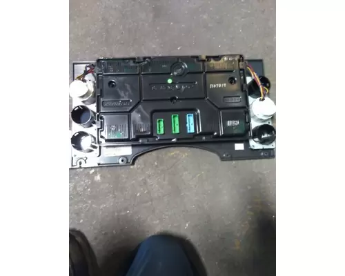 MACK CXP612 GAUGE CLUSTER