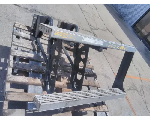 MACK CXP613 CAB STEP