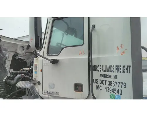 MACK CXU 2007-2019 DOOR ASSEMBLY, FRONT