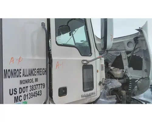 MACK CXU 2007-2019 DOOR ASSEMBLY, FRONT