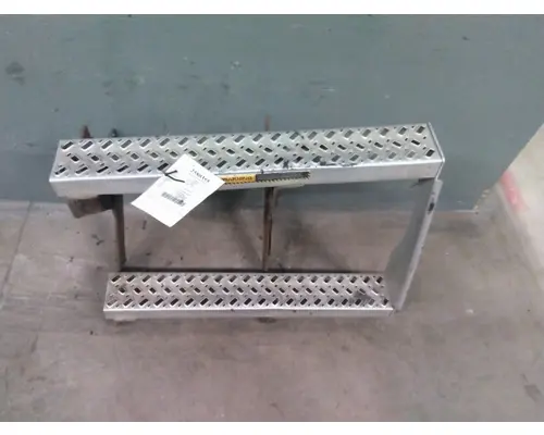MACK CXU612 BATTERY BOX STEP