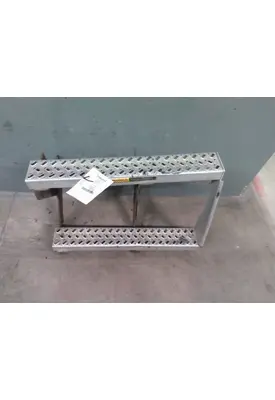 MACK CXU612 BATTERY BOX STEP