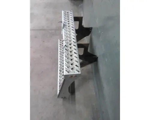 MACK CXU612 BATTERY BOX STEP