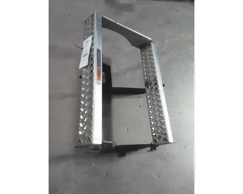 MACK CXU612 BATTERY BOX STEP