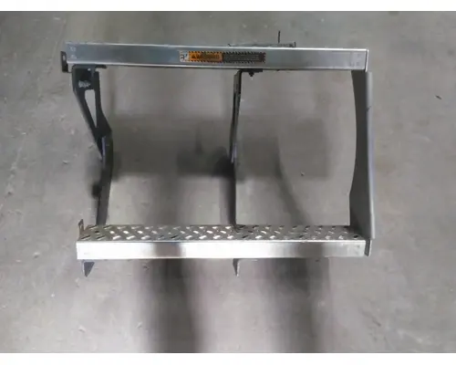 MACK CXU612 BATTERY BOX STEP