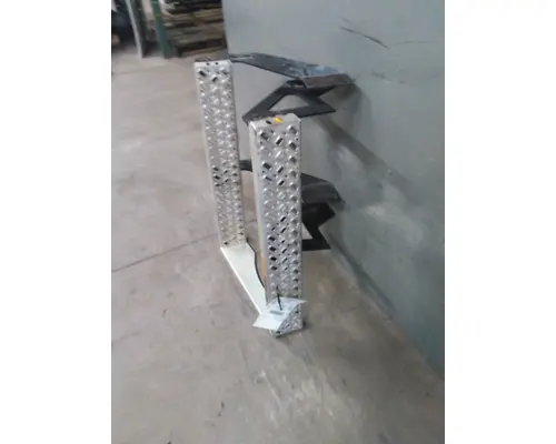 MACK CXU612 BATTERY BOX STEP