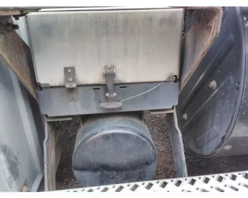 MACK CXU612 BATTERY BOX