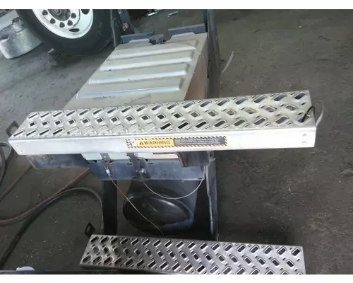 MACK CXU612 BATTERY BOX