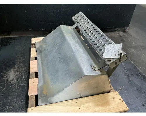 MACK CXU612 Battery Boxes