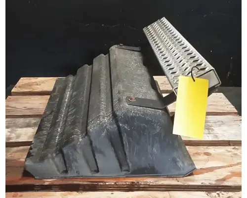 MACK CXU612 Battery Boxes