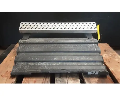 MACK CXU612 Battery Boxes