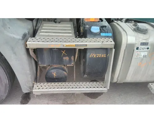 MACK CXU612 CAB STEP