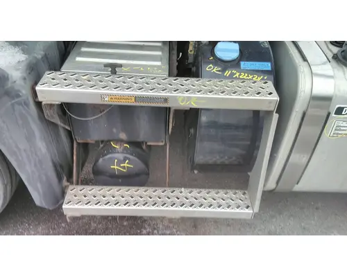 MACK CXU612 CAB STEP