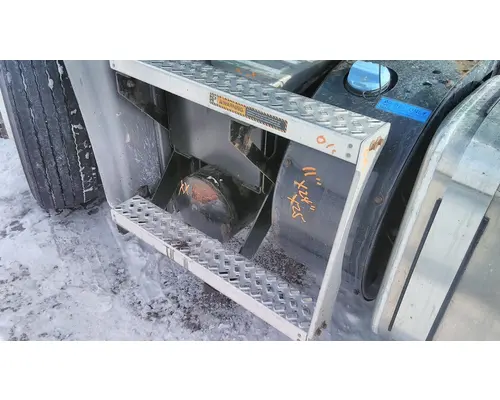 MACK CXU612 CAB STEP