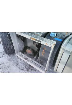 MACK CXU612 CAB STEP