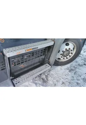 MACK CXU612 CAB STEP