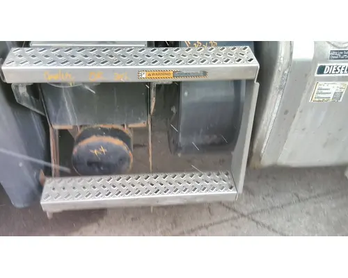 MACK CXU612 CAB STEP