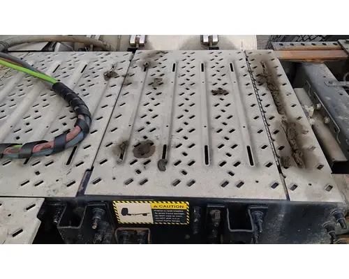 MACK CXU612 DECK (CATWALK) STEP