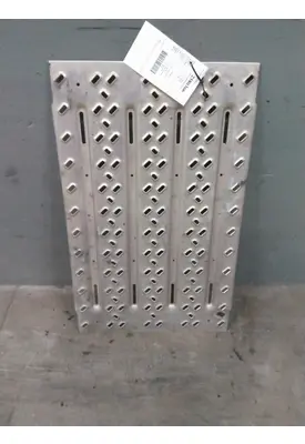 MACK CXU612 DECK (CATWALK) STEP