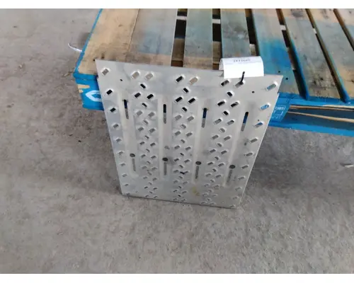 MACK CXU612 DECK (CATWALK) STEP