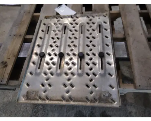 MACK CXU612 DECK (CATWALK) STEP