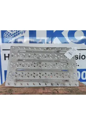 MACK CXU612 DECK (CATWALK) STEP