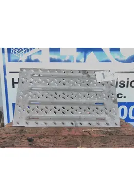 MACK CXU612 DECK (CATWALK) STEP