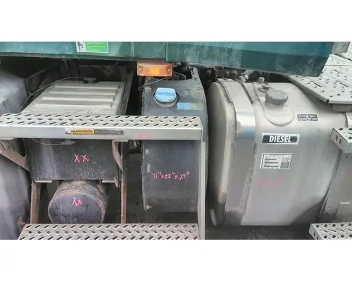 MACK CXU612 DEF TANK