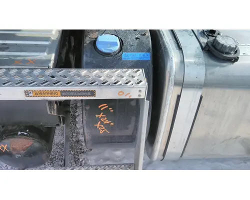 MACK CXU612 DEF TANK