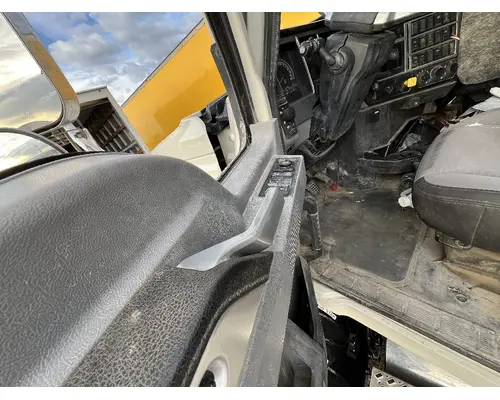 MACK CXU612 Door Assembly, Front