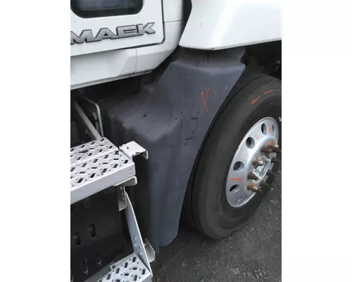 MACK CXU612 FENDER, SPLASH SHIELDGUARD