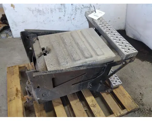 MACK CXU612 TOOL BOX