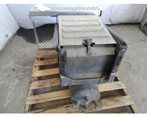 MACK CXU612 TOOL BOX