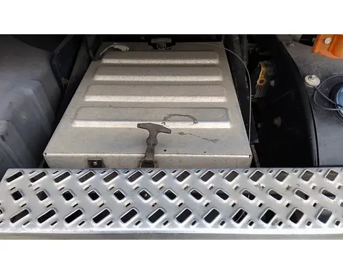 MACK CXU612 TOOL BOX