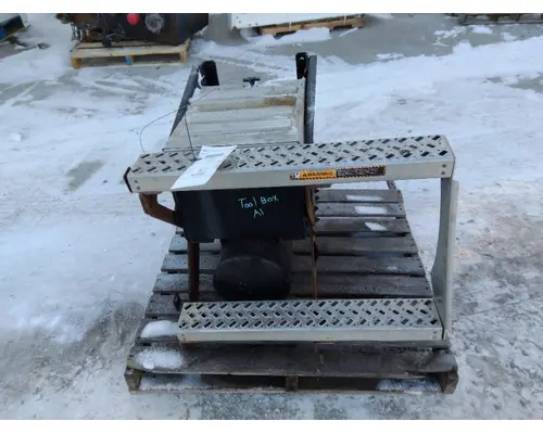 MACK CXU612 TOOL BOX
