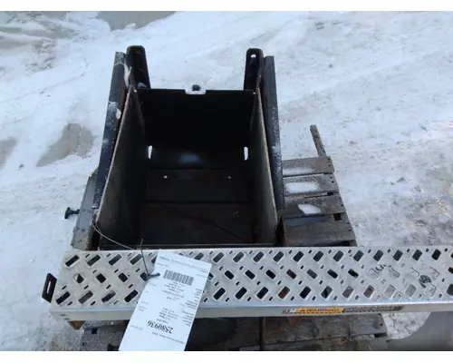 MACK CXU612 TOOL BOX